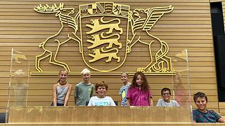 Die Teilnehmenden am Kinderferienprogramm im Plenarsaal