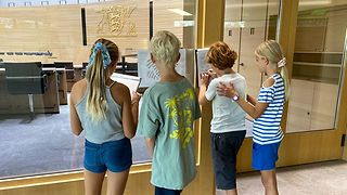 Kinder spielen Schnitzeljagd