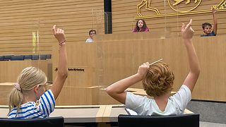 Die Teilnehmenden am Kinderferienprogramm im Plenarsaal