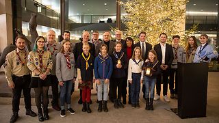 Pfadfinderinnen und Pfadfinder überreichen das Friedenslicht an Landtagspräsidentin Aras und die Fraktionsvorsitzenden