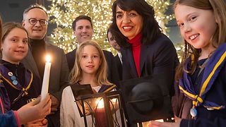 Pfadfinderinnen und Pfadfinder überreichen das Friedenslicht an Landtagspräsidentin Aras und die Fraktionsvorsitzenden