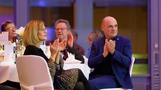 Vizepräsident Daniel Born applaudiert