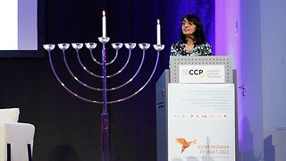 Landtagspräsidentin Muhterem Aras spricht am Rednerpult