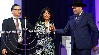 Landtagspräsidentin Muhterem Aras zündet das erste Licht am Chanukka-Leuchter an