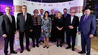 Gruppenbild aller Teilnehmenden