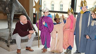 Landtagsvizepräsident Daniel Born und Sternsinger im Landtag