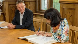 Präsidentin Aras trägt sich im Rathaus in das Goldene Buch der Stadt Leutkirch ein
