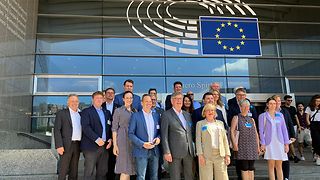 Mitgieder des Europaausschusses vor dem Europaparlament in Brüssel