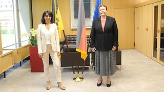 Landtagspräsidentin Muhterem Aras empfängt die österreichische Generalkonsulin Dr. Eva Maria Ziegler in ihrem Dienstzimmer