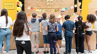 Kinder im Plenarsaal