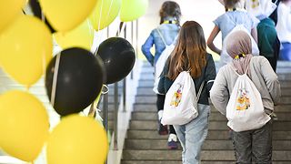 Kinder gehen die Treppe hinauf in die Lobby