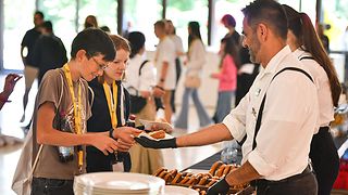 Kinder versorgen sich mit Brezeln