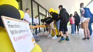 Kinder kommen vor dem Landtag an