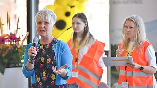 Begrüßt die Kinder: Petra Häffner, Vorsitzende des Bildungsausschusses