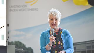 Begrüßt die Kinder: Petra Häffner, Vorsitzende des Bildungsausschusses