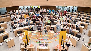 Gruppenfoto der Kinder im Plenarsaal