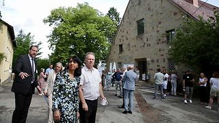 Muhterem Aras besichtigt das Gelände der Paulinenpflege in Rohr