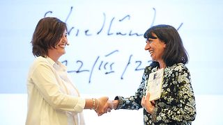 Händeschütteln nach der Rede von Landtagspräsidentin Aras