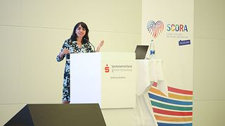 Landtagspräsidentin Aras bei ihrer Rede