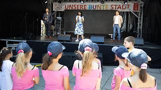 Präsidentin Aras steht bei der Eröffnung des Festivals auf der Bühne.