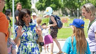 Präsidentin Aras im Gespräch mit Festivalgästen.