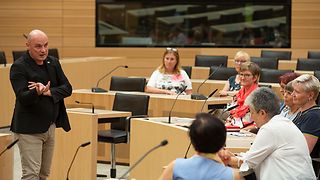 Vizepräsident Born beantwortet Fragen zum Parlamentsalltag.