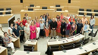 Vizepräsident Born mit den Tangent-Frauen im Plenarsaal.