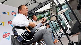 Bernhard Eisenhut (AfD) spielt ein Potpourri auf der Gitarre