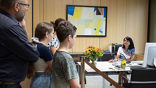 Landtagspräsidentin Aras mit Kindern in ihrem Dienstzimmer im Gespräch