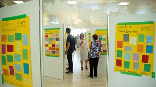 Tafeln der Ausstellung "Wünsche an den Landtag" von Grundschülern