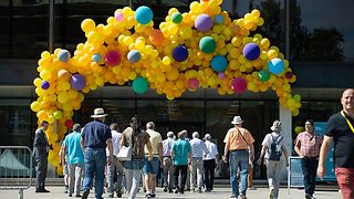 Einlass unter Luftballons: Bürgerinnen und Bürger strömen in den Landtag.