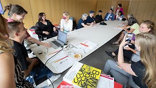 Mitarbeiter der Landeszentrale für politische Bildung mit Landtagspräsidentin Aras und Besuchern im Gespräch