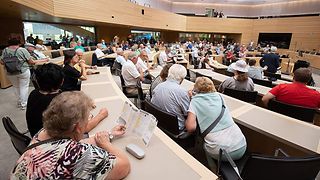 Besucher im Plenarsaal