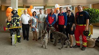 Ehrenamtliche Helfer der Blaulicht-Organisationen mit Landtagspräsidentin Aras