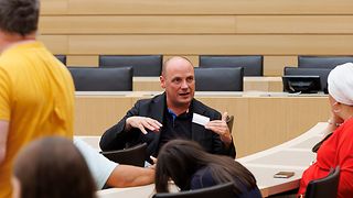 Daniel Born (SPD) im Gespräch mit Besuchern im Plenarsaal