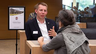 Friedrich Haaf (FDP/DVP) im Gespräch mit Besucherin im Plenarsaal