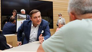 Anton Baron (AfD) im Gespräch mit Besucher im Plenarsaal