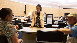 Natalie Pfau-Weller (CDU) im Gespräch mit Besuchern im Plenarsaal