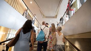 Besucher auf der Treppe im Landtagsgebäude