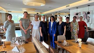 Landtagspräsidentin Muhterem Aras (5. v. re.), Birgit Hakenjos, Präsidentin der IHK Schwarzwald-Baar-Heuberg (4. v. li.), und Bettina Schuler-Kargoll, Vizepräsidentin der IHK (4. v. re.), mit Unternehmerinnen aus der Region.