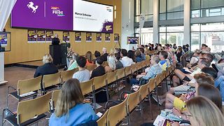 Marco Schreier vom Vorstand des CSD Stuttgart e.V. begrüßt das Publikum