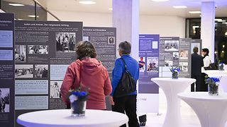 Blick auf Ausstellungstafeln