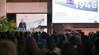 Landtagsvizepräsident Daniel Born spricht ein Grußwort