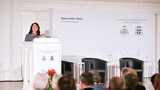 Landtagspräsidentin Muhterem Aras spricht am Rednerpult