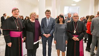 Erzbischof Stephan Burger, Dr. Heike Springhart, Bischöfin der Evangelischen Landeskirche Baden, Ernst-Wilhelm Gohl, Landesbischof der Evangelischen Landeskirche Württemberg, Landtagspräsidentin Muhterem Aras und Bischof Dr. Gebhard Fürst