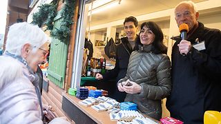Landtagspräsidentin Muhterem Aras steht mit Schokolade am Verkaufsstand von Weihnachtsmann und Co.