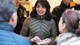 Landtagspräsidentin Muhterem Aras verkauft Schokolade