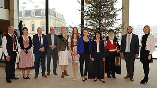 Die Gäste freuen sich mit Landtagspräsidentin Muhterem Aras über den schönen Weihnachtsbaum