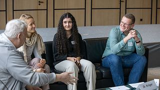 Bürgerinnen und Bürger im Gespräch.