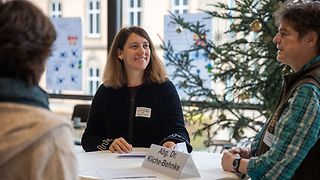 Die Abgeordnete Dorothea Kliche-Behnke (SPD) im Gespräch mit Bürgerinnen und Bürgern.